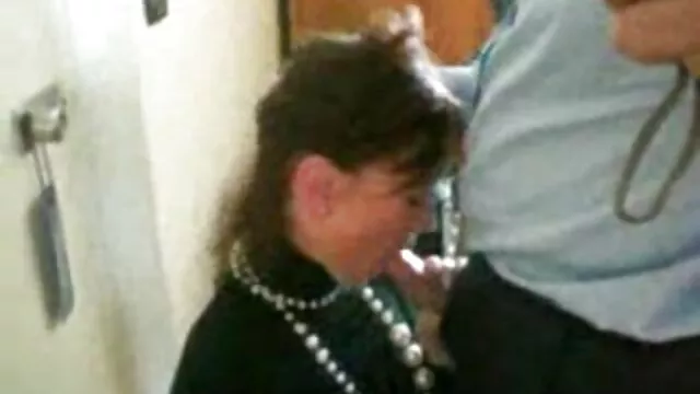 Cassandra Lovelox - forró torta anya kefél a medence mellett
