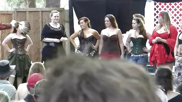 Szőke, Hatalmas Seggét Julie Készpénz pofont egy nagy fekete kakas anya leszopott