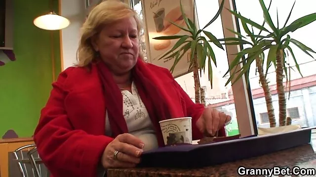 Hármasban Sienna Grace, Laela lovag pornoanyuval