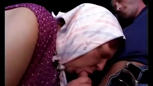 Takoshi anya es fia dugnak első látogatása a gloryhole-ban